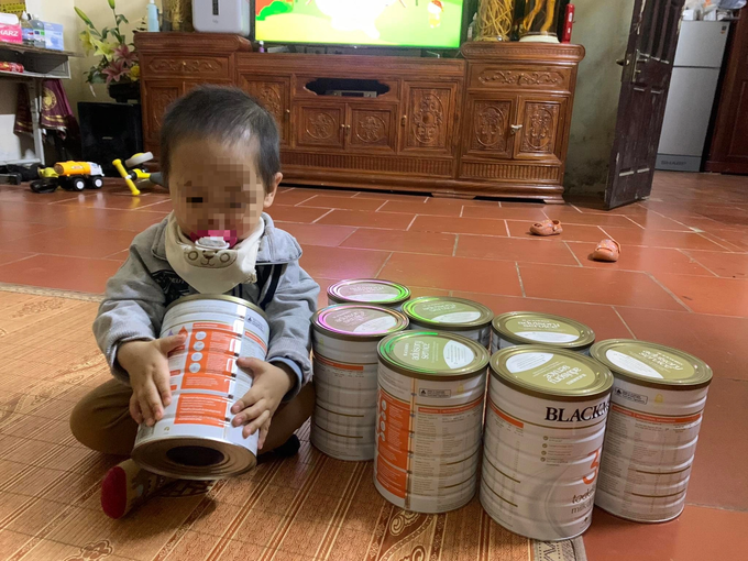 Chị Trang mua sữa theo thùng để tiết kiệm chi phí. (Ảnh: L.T).