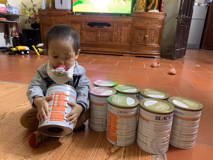 Chị Trang mua sữa theo thùng để tiết kiệm chi phí. (Ảnh: L.T).