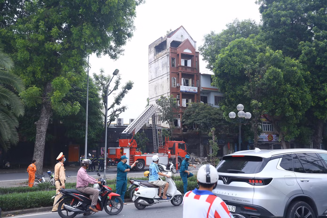 Công an quận Ba Đình và Đội Cảnh sát giao thông số 2 (Công an thành phố Hà Nội) nhanh chóng có mặt đưa những người bị nạn đi cấp cứu và phong toả toàn bộ phố Yên Phụ, từ đầu đường Thanh Niên rẽ về để phục vụ công tác điều tra.