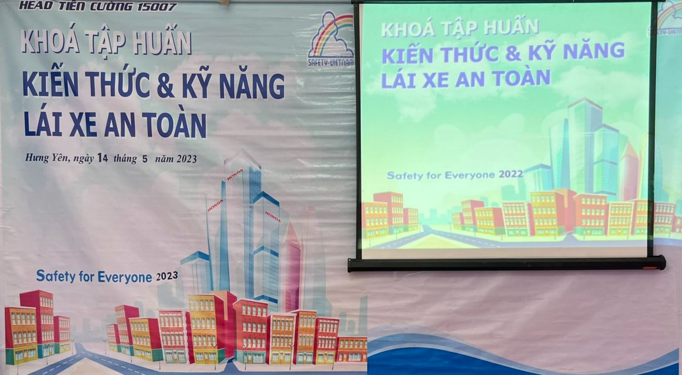 Buổi "Tập huấn kiến thức và kỹ năng Lái xe an toàn" được chia làm 2 phần gồm phần đào tạo lý thuyết và phần hướng dẫn thực hành. Buổi "Tập huấn kiến thức và kỹ năng Lái xe an toàn" được chia làm 2 phần gồm phần đào tạo lý thuyết và phần hướng dẫn thực hành.