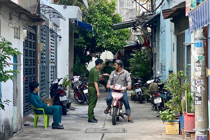 Vợ chồng bị thương vong trong căn nhà cháy: Lời kể người chứng kiến - Ảnh 1. Con hẻm nơi xảy ra vụ việc.