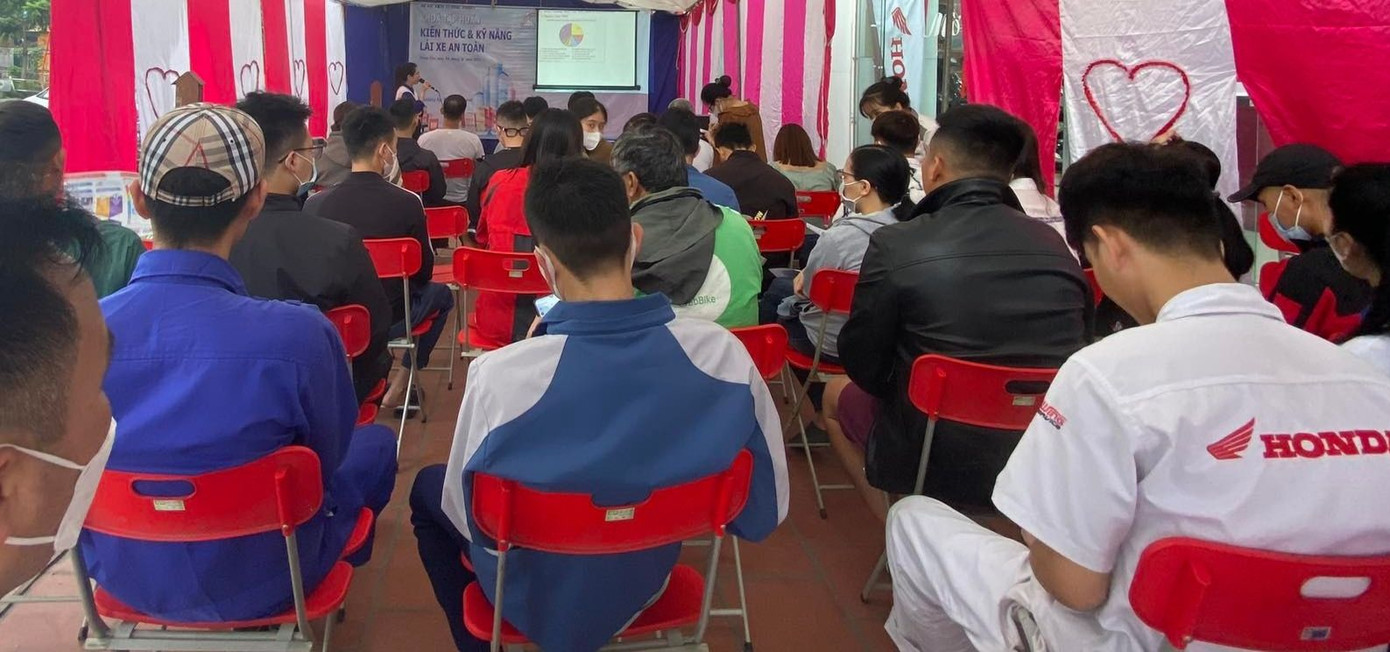 Nhân viên tại cửa hàng đã hướng dẫn khách hàng tham gia buổi tập huấn nắm chắc các kiến thức, kỹ năng lái xe an toàn. Nhân viên tại cửa hàng đã hướng dẫn khách hàng tham gia buổi tập huấn nắm chắc các kiến thức, kỹ năng lái xe an toàn.