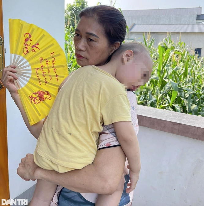 Mẹ chị Linh lên phương án đưa cả gia đình đi tránh nắng nếu tiếp tục cắt điện luân phiên (Ảnh: H.N). Mẹ chị Linh lên phương án đưa cả gia đình đi tránh nắng nếu tiếp tục cắt điện luân phiên (Ảnh: H.N).