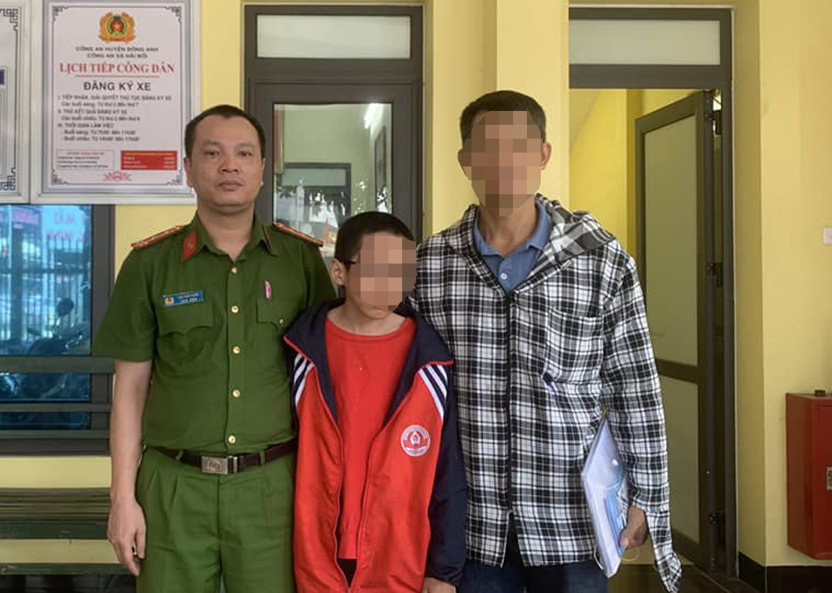 Cháu bé được các chiến sĩ công an bàn giao lại cho gia đình. Ảnh CACC. Cháu bé được các chiến sĩ công an bàn giao lại cho gia đình. Ảnh CACC.