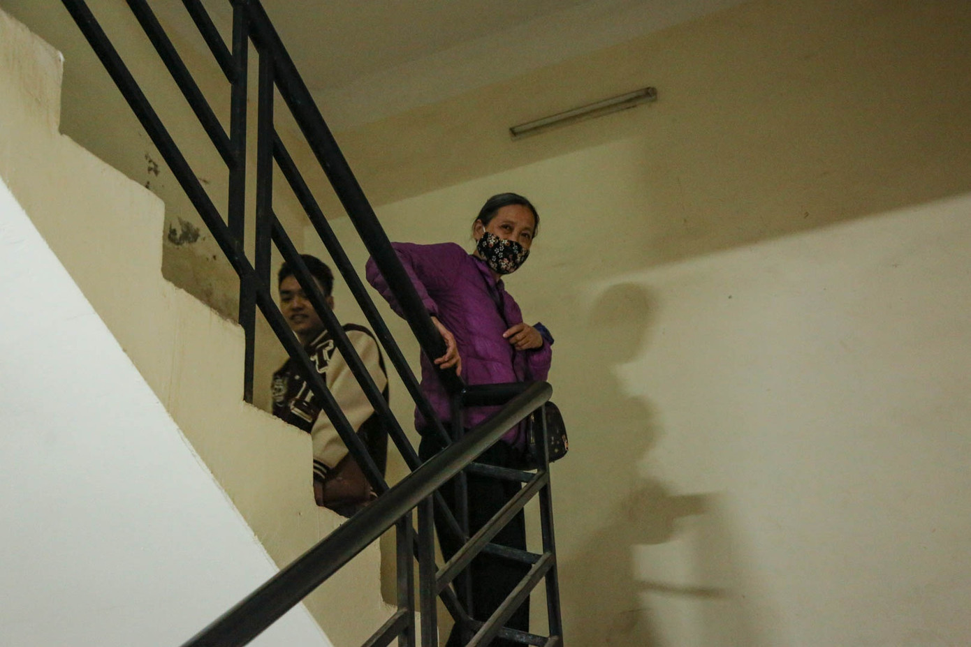 Bà Khang (63 tuổi) ở tầng 17 phải xin ngủ nhờ nhà bạn sau khi biết tin toàn bộ cư dân tại chung cư phải đi bộ. “Sáng nay tôi bắt buộc phải về nên tôi đã leo 17 tầng. Bây giờ đi khám bệnh nên tôi phải tiếp tục leo xuống. Tôi bị huyết áp cao, sức khoẻ lại yếu nên cứ đi hai tầng tôi phải nghỉ một lần”, bà cho biết.