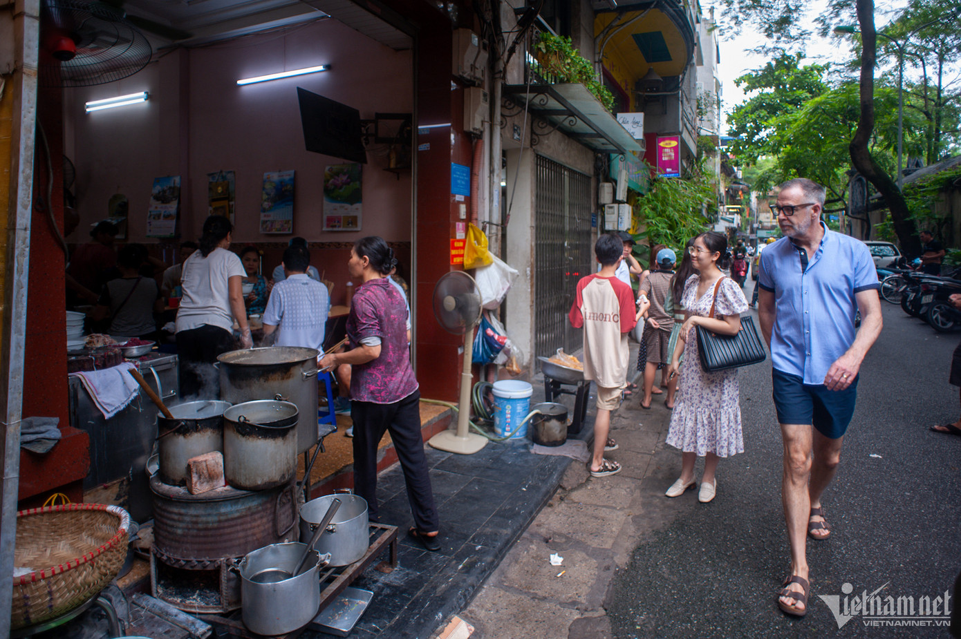 Quán có không gian khang trang, khá rộng với 4 bàn lớn (mỗi bàn dành cho 4 người lớn), 4 bàn nhỏ (mỗi bàn dành cho 2 người lớn), nằm ở vị trí giao thông thuận lợi, có chỗ để xe máy. Chủ quán cũng sắp xếp thêm một số ghế nhựa phục vụ khách ngồi vỉa hè khi quá đông đúc.