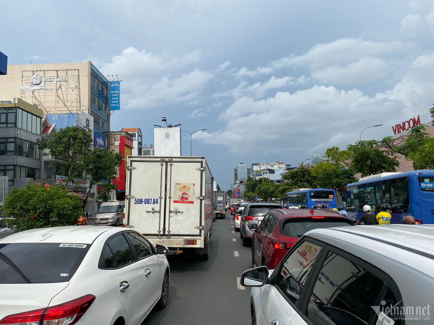 Hiện trường vụ tai nạn gây ùn tắc giao thông kéo dài ở cửa ngõ sân bay Tân Sơn Nhất. Hiện trường vụ tai nạn gây ùn tắc giao thông kéo dài ở cửa ngõ sân bay Tân Sơn Nhất.