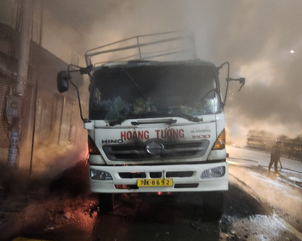 Xe tải chở vỏ hạt điều bị thiêu rụi. Ảnh: A.H