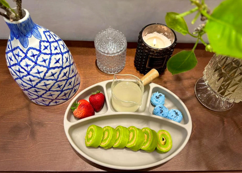 Chả tôm cuộn rau kèm cơm đậu biếc.