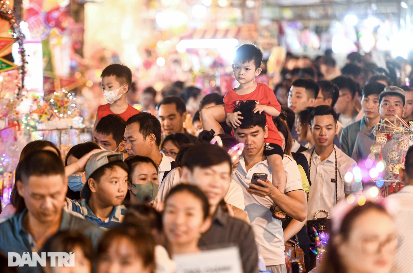 Phố quá đông nên các bé được bố công kênh trên vai cho dễ ngắm đồ chơi và bớt mệt mỏi (Ảnh: Toàn Vũ). Phố quá đông nên các bé được bố công kênh trên vai cho dễ ngắm đồ chơi và bớt mệt mỏi (Ảnh: Toàn Vũ).