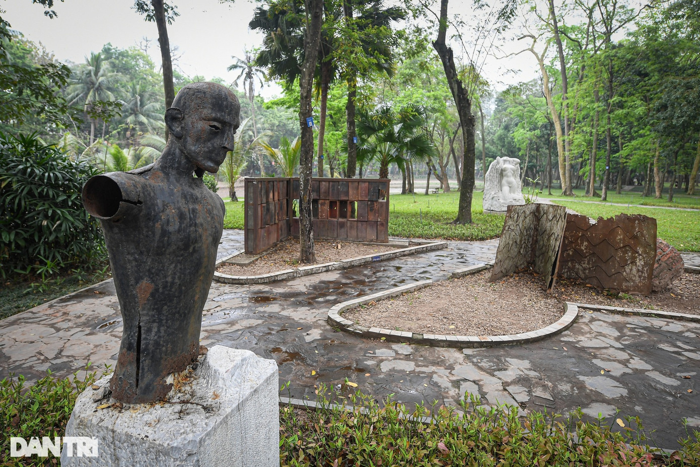 Các tác phẩm điêu khắc được thực hiện tại Hội trại sáng tác điêu khắc quốc tế năm 1997 với các chất liệu như gỗ, sắt, gốm, đá,... sau hơn 20 năm trưng bày tại Công viên Bách Thảo đã xuống cấp nghiêm trọng. Sau khi đưa con trai đi dạo một vòng công viên, chị Lê Thị Phương Thúy (trú ở Cầu Giấy, Hà Nội) cho hay, nhiều hạng mục tại đây như lối đi, khu vui chơi dành cho trẻ em đã xuống cấp. Chị Thúy mong muốn các cấp chính quyền sớm có phương án tu sửa, cải tạo lại Công viên Bách Thảo.