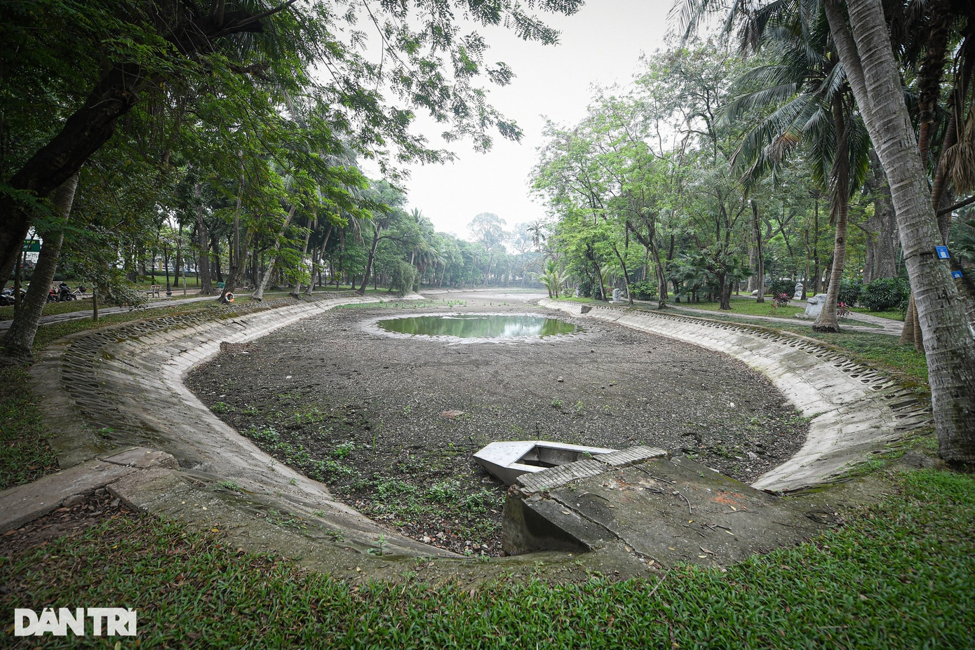 Hiện tại hồ nước trong Công viên Bách Thảo bị cạn trơ đáy, một số khu vực đáy hồ cỏ xanh mọc um tùm. Nam công nhân dọn dẹp tại đây cho biết, nước hồ trong công viên đã cạn cách đây khoảng 2 tháng. Đây là hồ lấy nước hoàn toàn tự nhiên, thời gian qua do ít mưa nên nước hồ cạn kiệt. Còn theo thông tin từ Xí nghiệp quản lý Công viên cây xanh số 3, hồ trong Công viên Bách Thảo không có đường ống cấp nước, những năm qua hồ sử dụng 100% nguồn nước mưa tự nhiên. Hiện công ty đang có phương án gửi các sở, thành phố về việc nạo vét và lắp đặt đường ống dẫn nước từ hồ Tây về để hồ có nước vào mùa khô. "Đây chỉ là hồ chứa nước cảnh quan trong công viên nên chưa có đường cấp nước. Nếu trời mưa thì hồ sẽ đầy nước nhưng do năm nay ít mưa nên hồ đang bị cạn kiệt", đại diện Xí nghiệp quản lý Công viên cây xanh số 3 lý giải.