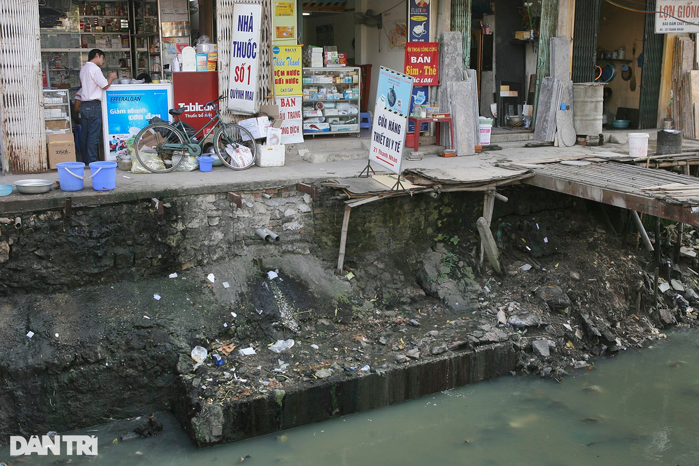 Những ngôi nhà mặt tiền phố Thanh Nhàn trước khi con mương nước thải được cải tạo.