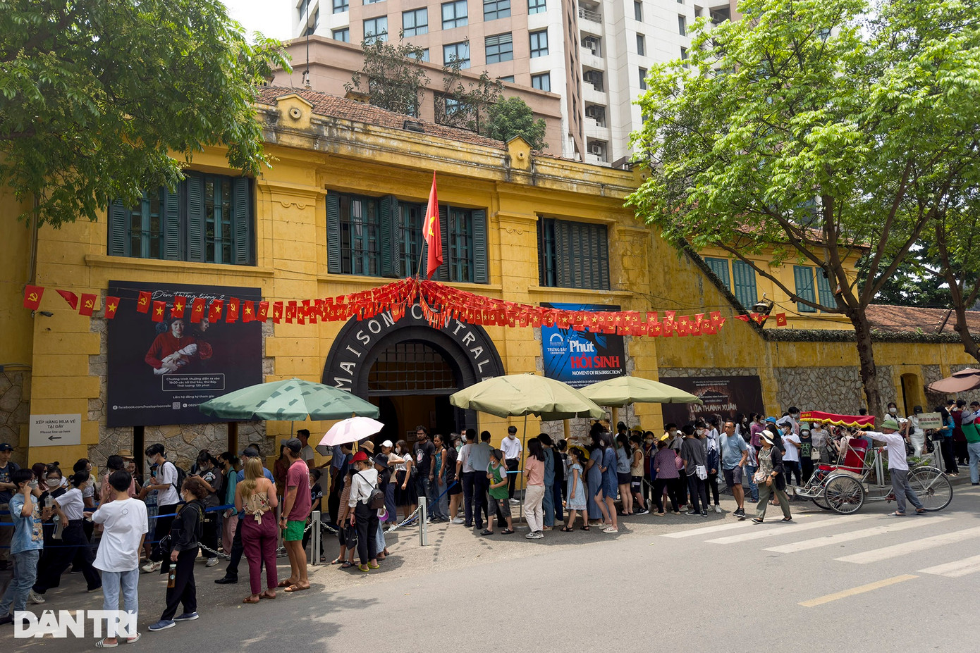 Ghi nhận từ ngày nghỉ đầu tiên 30/4, người dân nườm nượp đổ về di tích Nhà tù Hỏa Lò để tham quan, tìm hiểu về nơi giam cầm và đày ải về thể xác và tinh thần của hàng nghìn chiến sĩ yêu nước, cách mạng Việt Nam. Ghi nhận từ ngày nghỉ đầu tiên 30/4, người dân nườm nượp đổ về di tích Nhà tù Hỏa Lò để tham quan, tìm hiểu về nơi giam cầm và đày ải về thể xác và tinh thần của hàng nghìn chiến sĩ yêu nước, cách mạng Việt Nam.