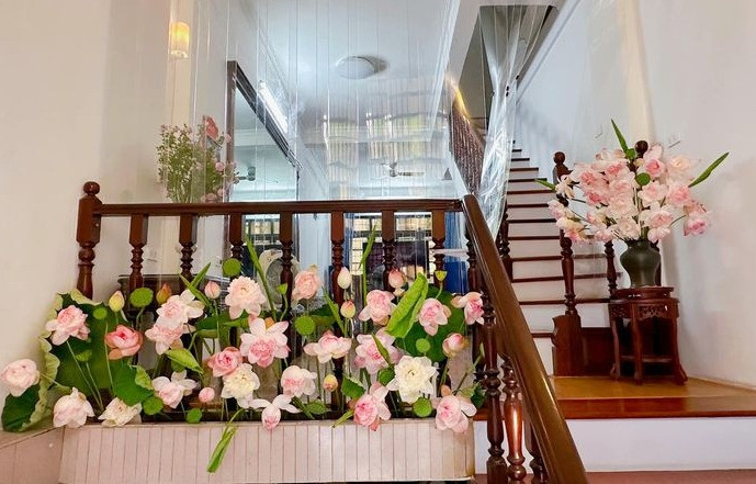 Sau đầm sen này, chị Thanh Tú lại chuẩn bị cắm một đầm sen khác kỳ công hơn. Ảnh: NVCC