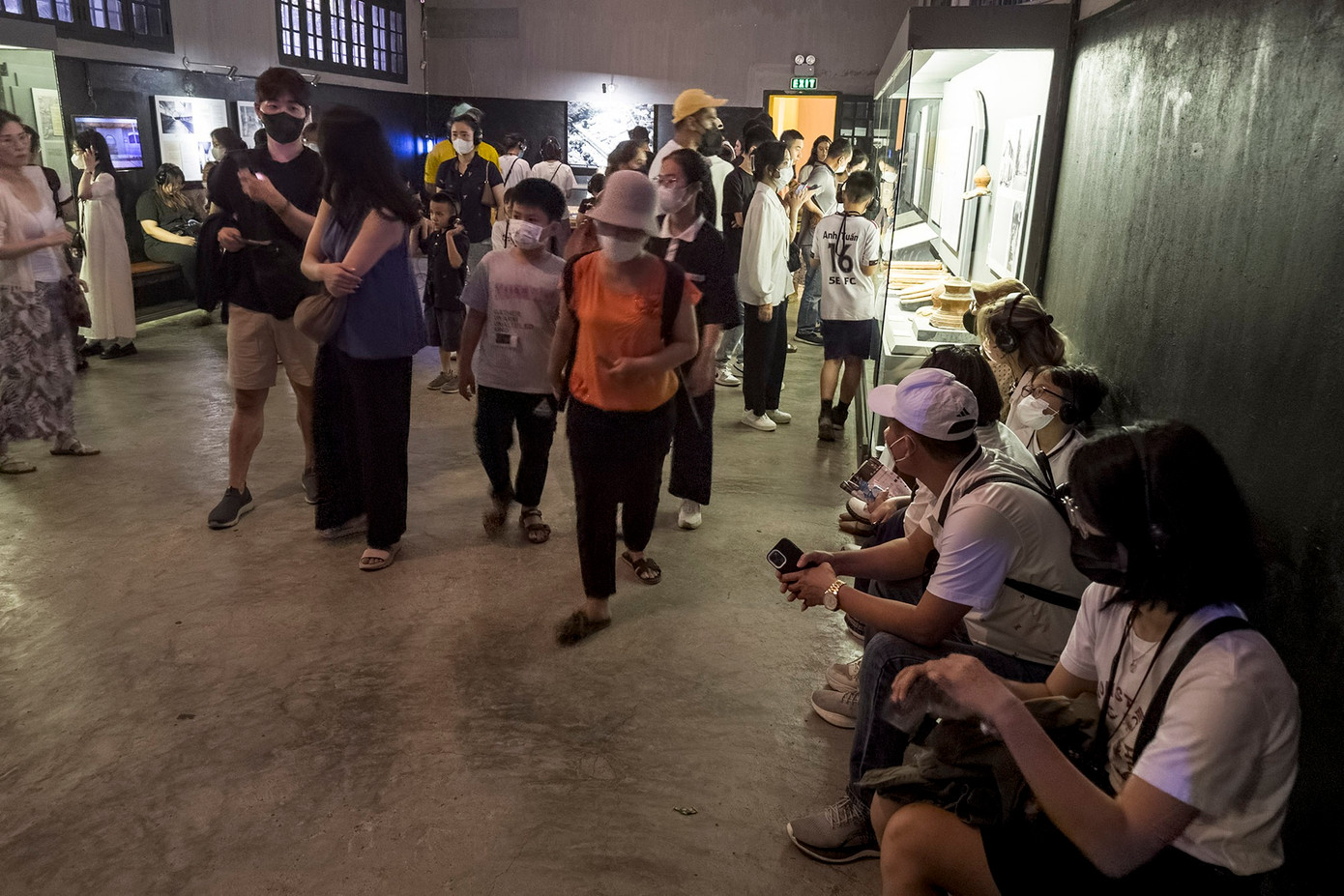 Khách tham quan đông kín các phòng giam và gian trưng bày bên trong Nhà tù Hỏa Lò, nhưng mọi hoạt động diễn ra khá trật tự. Khách tham quan đông kín các phòng giam và gian trưng bày bên trong Nhà tù Hỏa Lò, nhưng mọi hoạt động diễn ra khá trật tự.