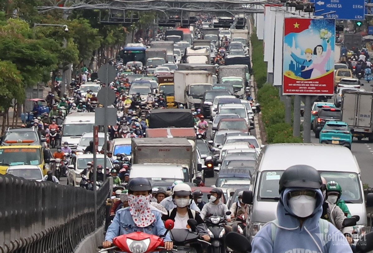 Hiện trường vụ tai nạn gây ùn tắc giao thông kéo dài ở cửa ngõ sân bay Tân Sơn Nhất. Hiện trường vụ tai nạn gây ùn tắc giao thông kéo dài ở cửa ngõ sân bay Tân Sơn Nhất.