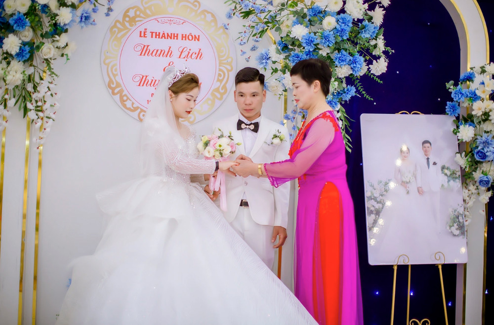 Bà Sáu lên sân khấu trao cặp nhẫn vàng cho vợ chồng con rể (Ảnh: Nhân vật cung cấp).