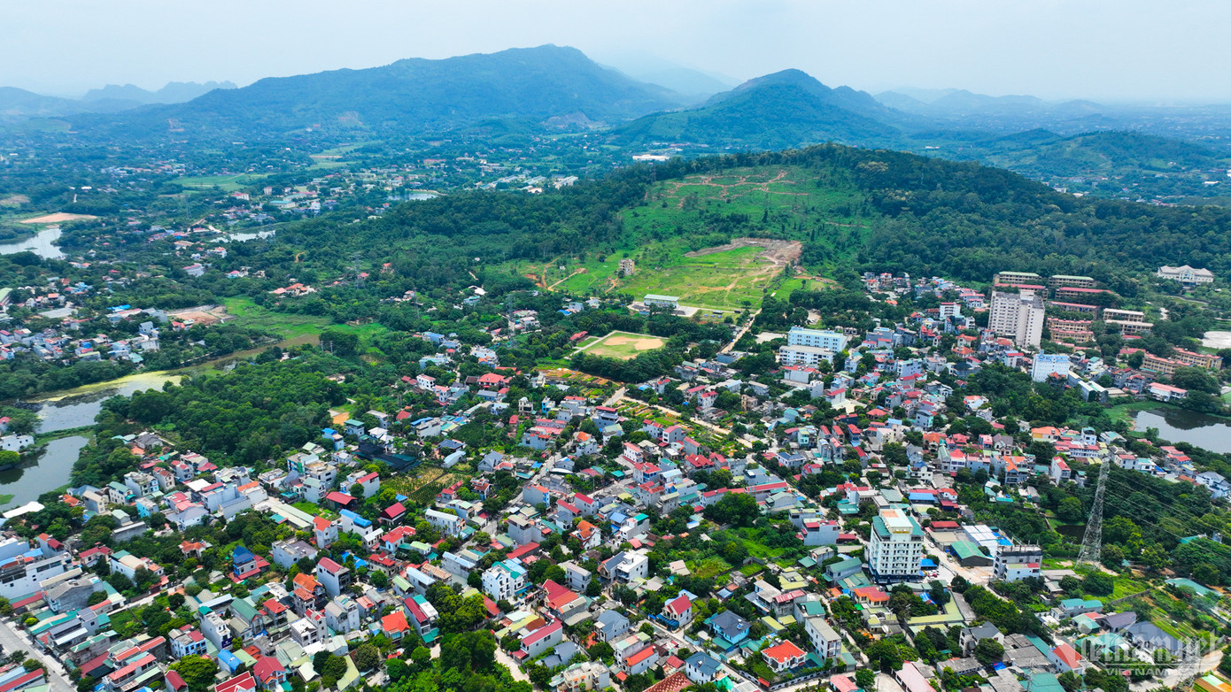 Khu vực này được hình thành trên cơ sở thị trấn Xuân Mai hiện hữu gồm các khu chức năng đô thị như đất ở, đất công trình công cộng, trường học, cây xanh, đất trung tâm nghiên cứu đào tạo (trường đại học, cao đẳng hiện có), đất an ninh quốc phòng. Định hướng quy hoạch sẽ nâng cấp cải tạo và mở rộng trung tâm thị trấn, xây dựng đồng bộ hệ thống giao thông, hạ tầng xã hội và hạ tầng kỹ thuật bảo đảm nhu cầu phục vụ đô thị. Khu vực này được hình thành trên cơ sở thị trấn Xuân Mai hiện hữu gồm các khu chức năng đô thị như đất ở, đất công trình công cộng, trường học, cây xanh, đất trung tâm nghiên cứu đào tạo (trường đại học, cao đẳng hiện có), đất an ninh quốc phòng. Định hướng quy hoạch sẽ nâng cấp cải tạo và mở rộng trung tâm thị trấn, xây dựng đồng bộ hệ thống giao thông, hạ tầng xã hội và hạ tầng kỹ thuật bảo đảm nhu cầu phục vụ đô thị.