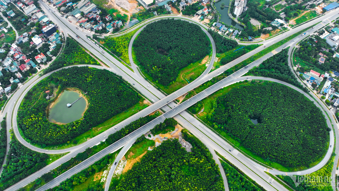 Nút giao đại lộ Thăng Long - quốc lộ 21, cửa ngõ lưu thông giữa trung tâm Hà Nội và các huyện ngoại thành. Xung quanh đây là khu công nghệ cao với Tổ hợp Đại học Quốc gia, trụ sở và nhà xưởng của các tập đoàn công nghệ... Trước đó, Hà Nội đã có quy hoạch mở rộng quốc lộ 21 tổng chiều dài 29,3 km, tốc độ thiết kế 80 km/h và bố trí các tuyến xe buýt đi lại giữa trung tâm thủ đô và Hòa Lạc. Nút giao đại lộ Thăng Long - quốc lộ 21, cửa ngõ lưu thông giữa trung tâm Hà Nội và các huyện ngoại thành. Xung quanh đây là khu công nghệ cao với Tổ hợp Đại học Quốc gia, trụ sở và nhà xưởng của các tập đoàn công nghệ... Trước đó, Hà Nội đã có quy hoạch mở rộng quốc lộ 21 tổng chiều dài 29,3 km, tốc độ thiết kế 80 km/h và bố trí các tuyến xe buýt đi lại giữa trung tâm thủ đô và Hòa Lạc.