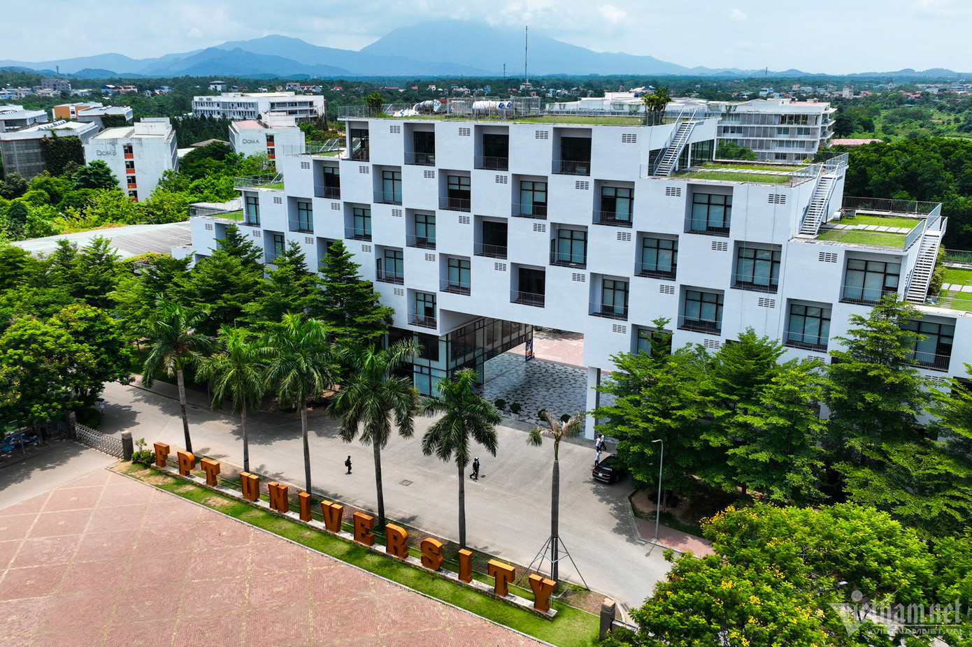 Trong ảnh là khuôn viên Đại học FPT - đại học tư thục đầu tiên thu hút đông đảo sinh viên mỗi năm. Sự có mặt của các cơ sở đào tạo lớn, đảm bảo đầu ra việc làm giúp cho các hoạt động hướng nghiệp khu vực này trở nên nhộn nhịp. Trong ảnh là khuôn viên Đại học FPT - đại học tư thục đầu tiên thu hút đông đảo sinh viên mỗi năm. Sự có mặt của các cơ sở đào tạo lớn, đảm bảo đầu ra việc làm giúp cho các hoạt động hướng nghiệp khu vực này trở nên nhộn nhịp.