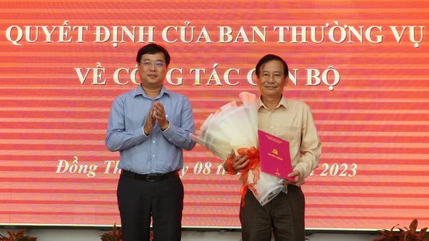 Bí thư Tỉnh ủy Đồng Tháp Lê Quốc Phong trao quyết định cho ông Dương Hồng Lạc. Ảnh. T. Nhơn.