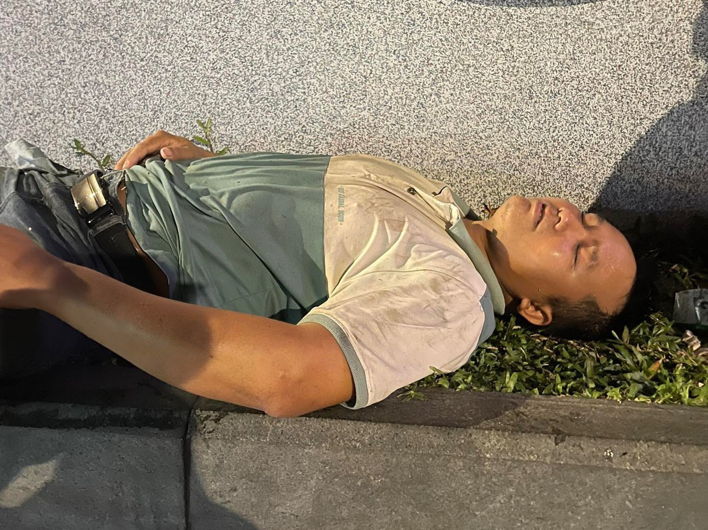 Anh Nguyễn Văn Hảo mệt lả sau khi cứu người bị đuối nước. (Ảnh: Người dân cung cấp)