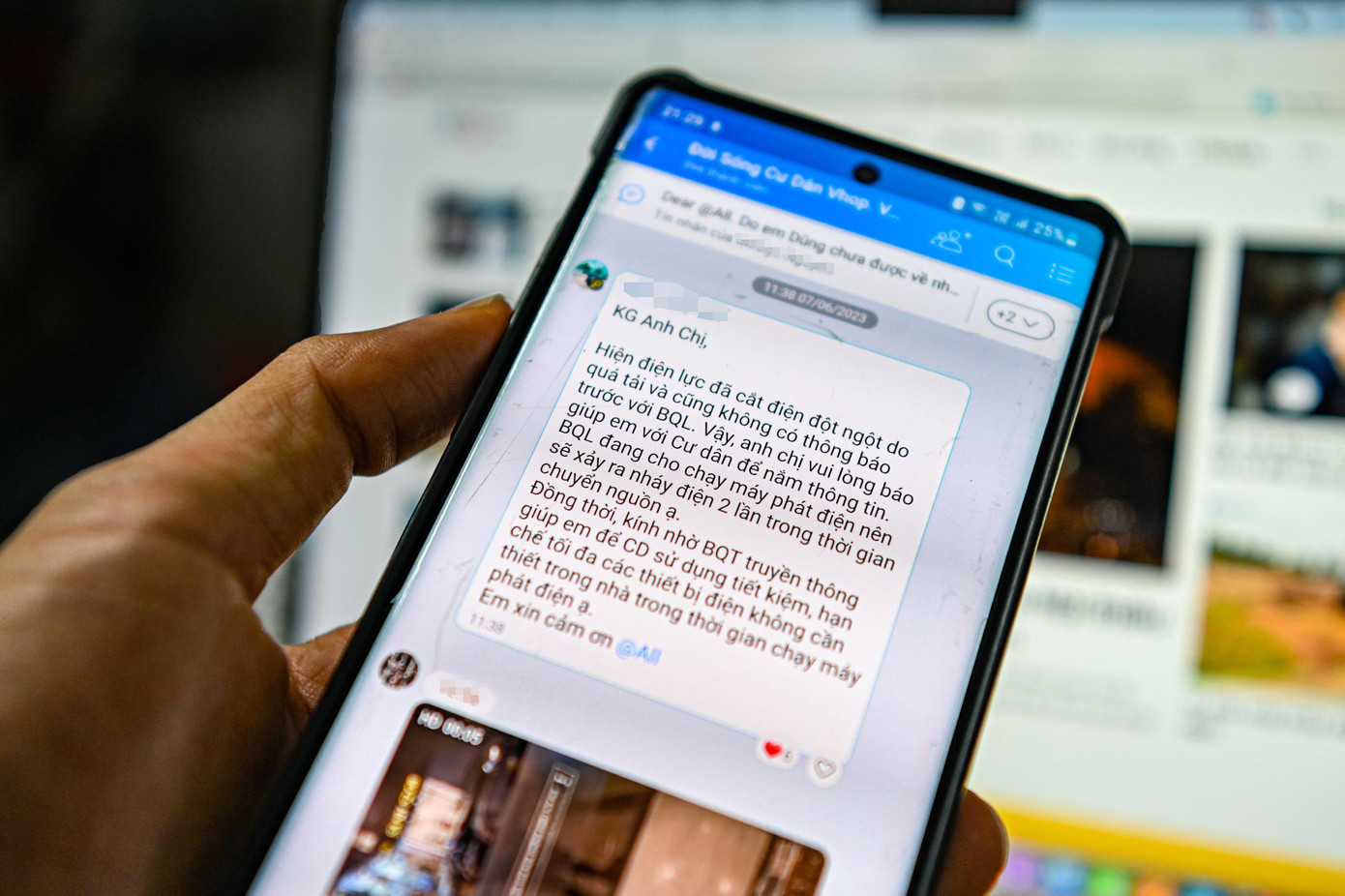 Nhiều tòa chung cư, văn phòng phát cảnh báo đến cư dân về tình trạng cắt điện đột ngột. Ảnh: H.Q.