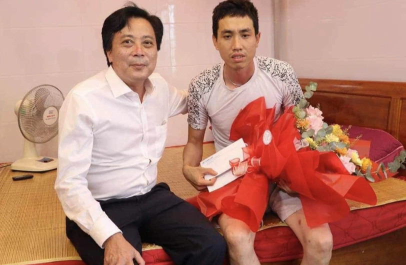 Anh Vũ được biểu dương và khen thưởng sau hành động dũng cảm (Ảnh: Nhật Anh). Anh Vũ được biểu dương và khen thưởng sau hành động dũng cảm (Ảnh: Nhật Anh).