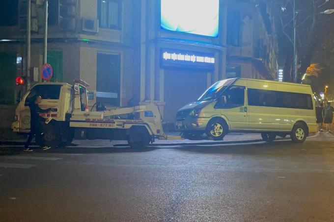 Chiếc ô tô 16 chỗ chở nhiều học sinh, phụ huynh đi từ Hà Giang xuống Hà Nội, tuy nhiên qua kiểm tra, tài xế xe có sử dụng rượu bia (Ảnh: Hoàng Hiệp).