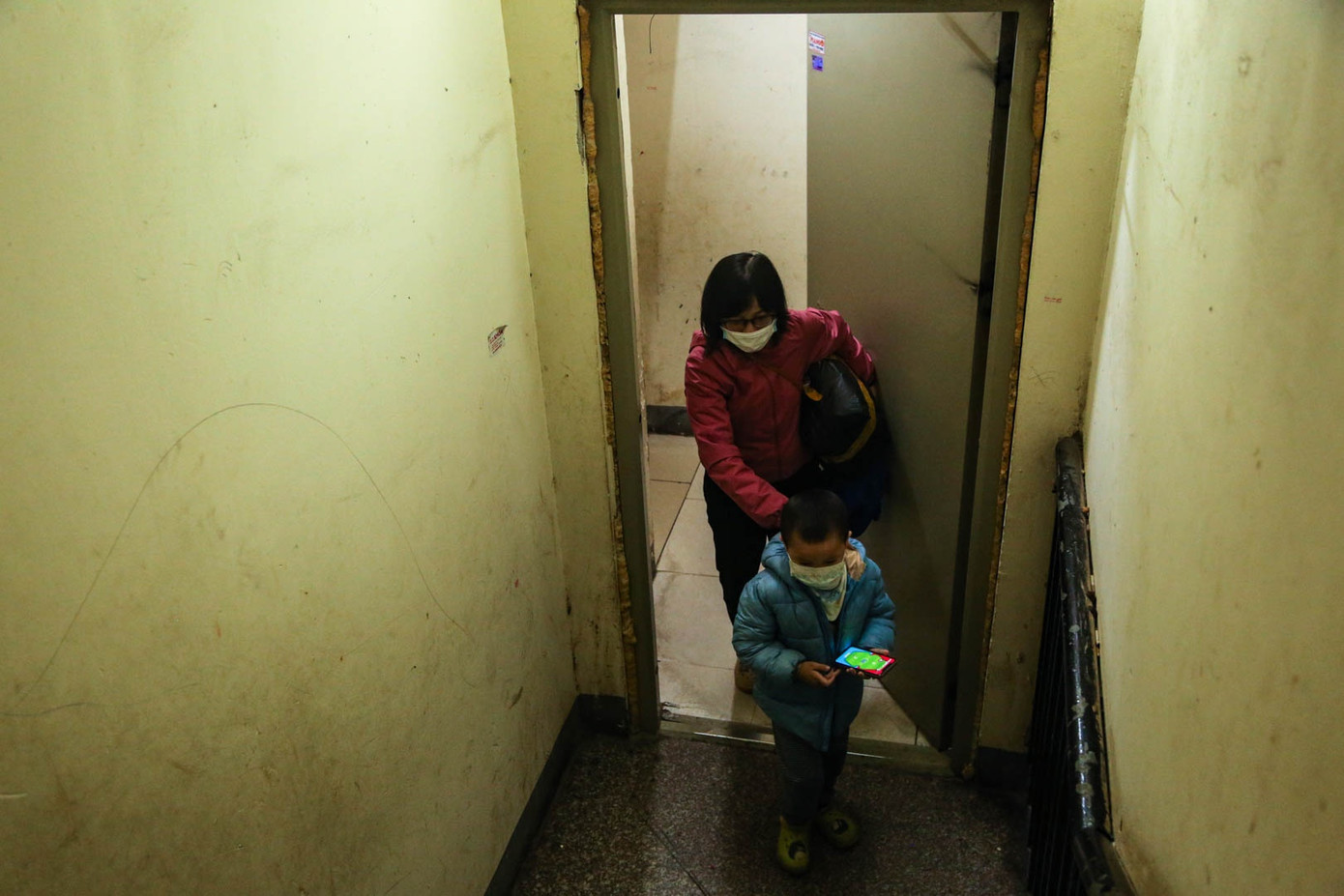 Đợi được 5 phút, chị Hoàng Thị Mai, ở tầng 4 quyết định bỏ cuộc và đi thang bộ. “Tôi sợ quá lâu và không đến lượt được vào do quá tải nên đi bộ cho nhanh”, chị Mai nói.