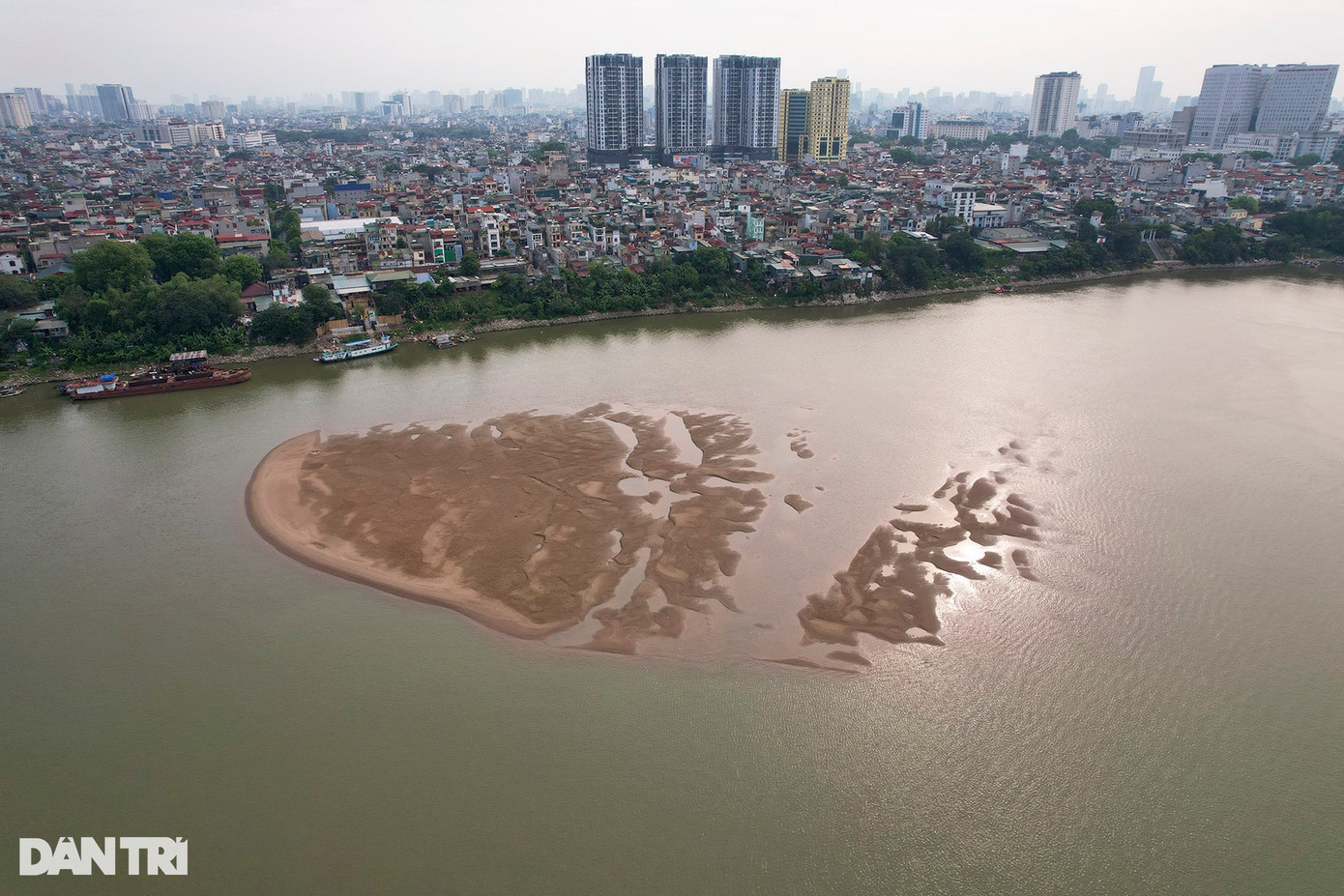 Đoạn sông Hồng thuộc phường Bạch Đằng (Hai Bà Trưng, Hà Nội) bắt đầu trồi lên một bãi bồi giống hình bàn chân người khổng lồ. Đoạn sông Hồng thuộc phường Bạch Đằng (Hai Bà Trưng, Hà Nội) bắt đầu trồi lên một bãi bồi giống hình bàn chân người khổng lồ.