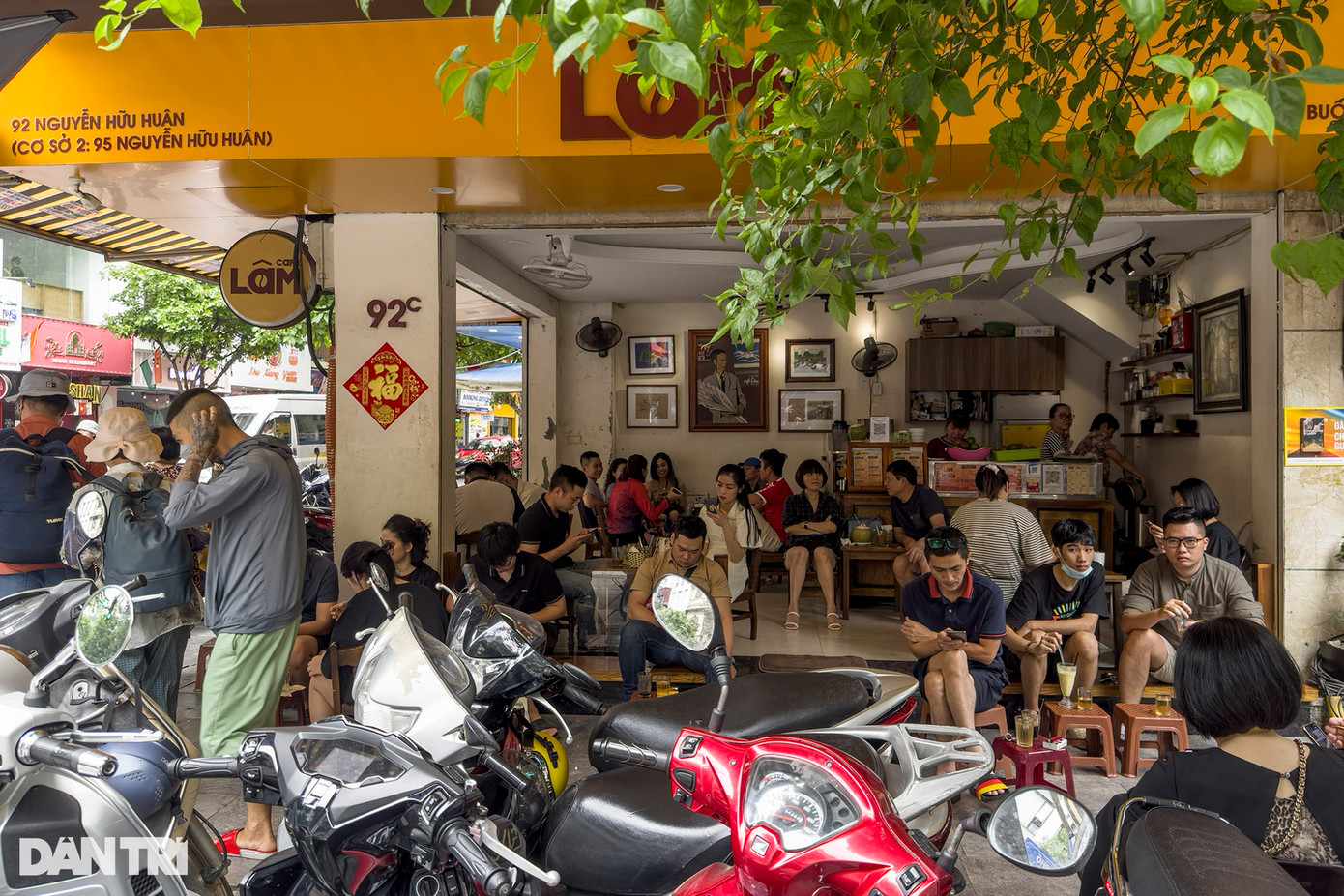 Đường phố vắng vẻ lại là khung cảnh trái ngược với các quán ăn, nhà hàng, quán cà phê ở khu vực trung tâm. Trong ảnh là cảnh đông đúc tại một quán cà phê trên phố Nguyễn Hữu Huân. Đường phố vắng vẻ lại là khung cảnh trái ngược với các quán ăn, nhà hàng, quán cà phê ở khu vực trung tâm. Trong ảnh là cảnh đông đúc tại một quán cà phê trên phố Nguyễn Hữu Huân.