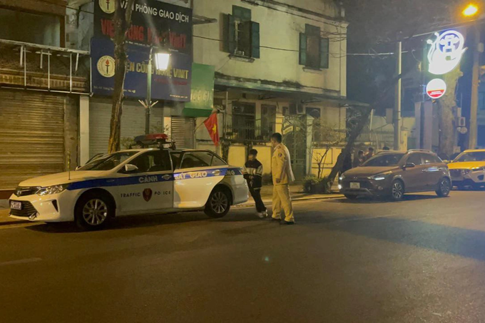 Tổ công tác, Đội CSGT số 1 tiến hành lập biên bản và tạm giữ ô tô theo quy định (Ảnh: Hoàng Hiệp).