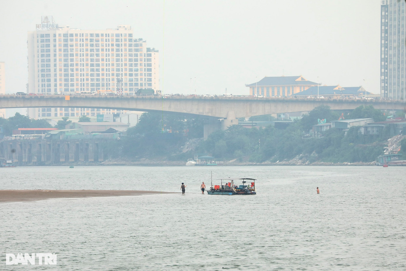 Bãi bồi xuất hiện ở vị trí 1/3 lòng sông Hồng về phía bờ phía nam sát trung tâm thành phố. Nhiều ngày nay, tận dụng bãi cát đẹp, người dân đi thuyền ra vui chơi vào các buổi chiều. Bãi bồi xuất hiện ở vị trí 1/3 lòng sông Hồng về phía bờ phía nam sát trung tâm thành phố. Nhiều ngày nay, tận dụng bãi cát đẹp, người dân đi thuyền ra vui chơi vào các buổi chiều.