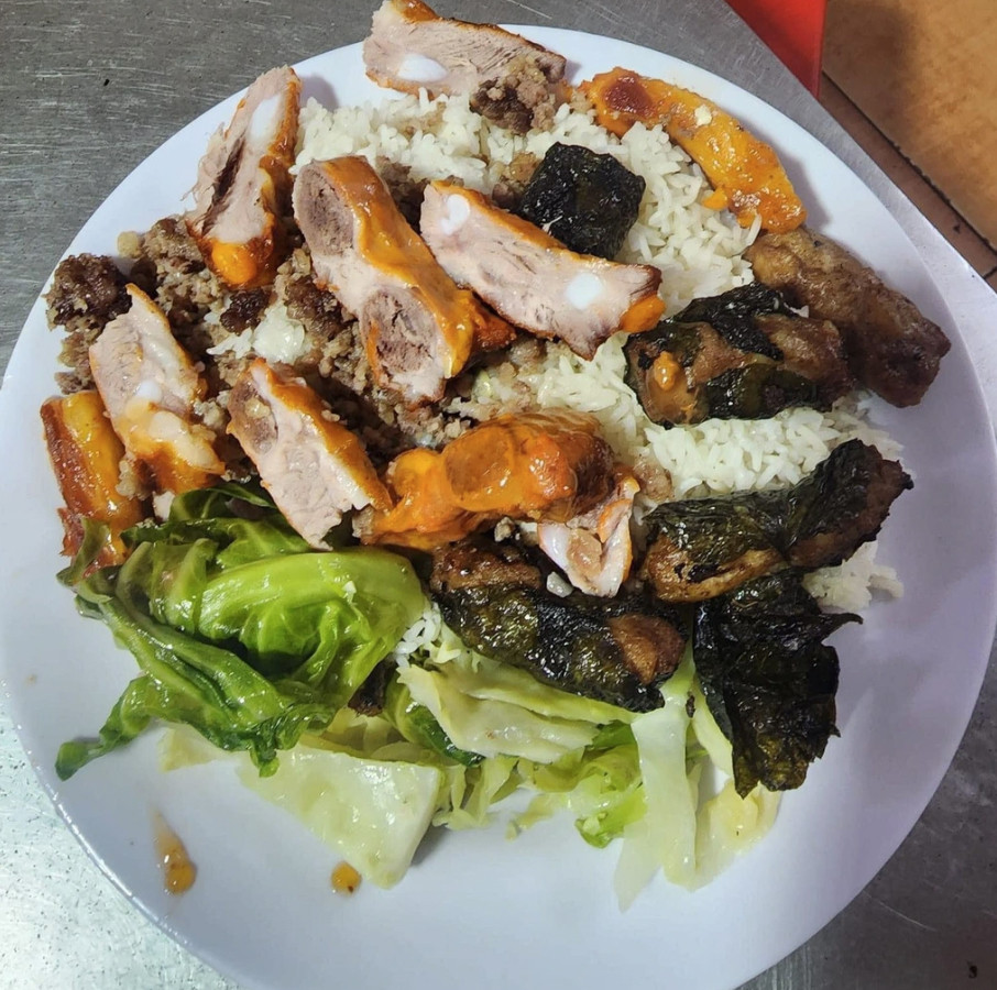 Suất cơm giá 160.000 đồng tại quán cơm bình dân trước cổng Bệnh viện Bạch Mai (Ảnh: Nhân vật cung cấp). Suất cơm giá 160.000 đồng tại quán cơm bình dân trước cổng Bệnh viện Bạch Mai (Ảnh: Nhân vật cung cấp).