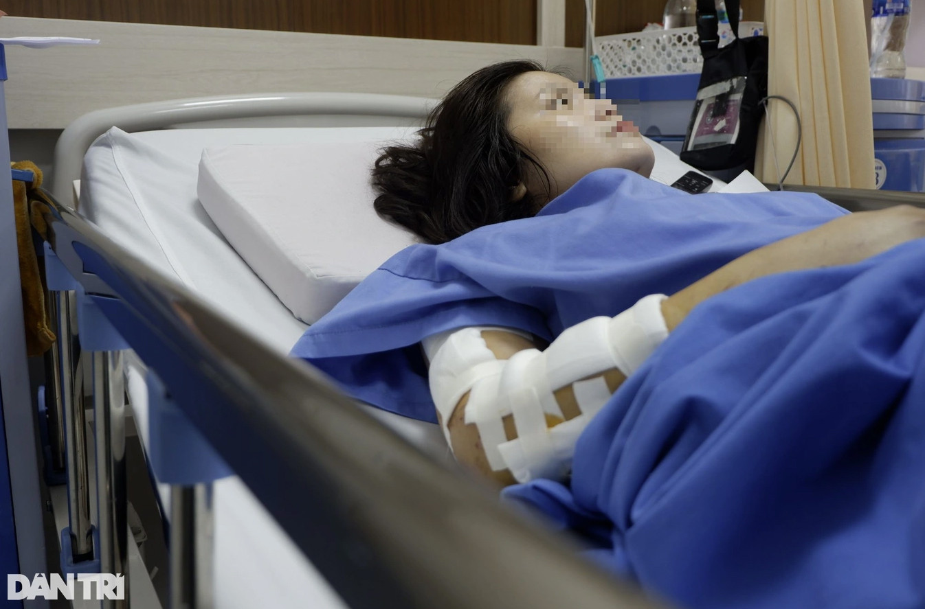 Chị T. đang được điều trị tại Bệnh viện Đại học Y Hà Nội (Ảnh: Minh Nhật).