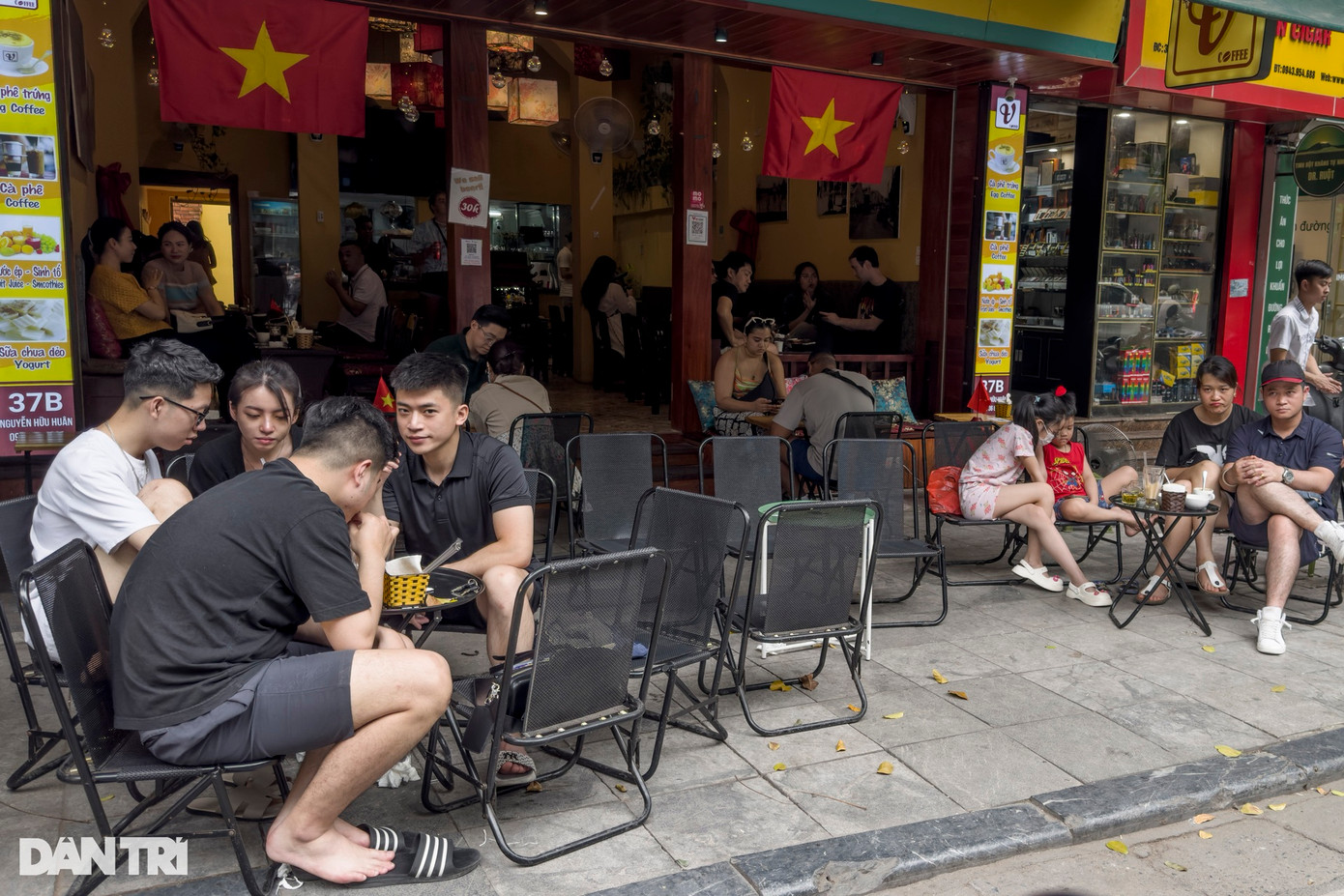Toàn bộ các quán cà phê tại phố Nguyễn Hữu Huân đều chật kín. Đây là tuyến phố trung tâm, thoáng đẹp và có vị trí gần hồ Gươm. Toàn bộ các quán cà phê tại phố Nguyễn Hữu Huân đều chật kín. Đây là tuyến phố trung tâm, thoáng đẹp và có vị trí gần hồ Gươm.
