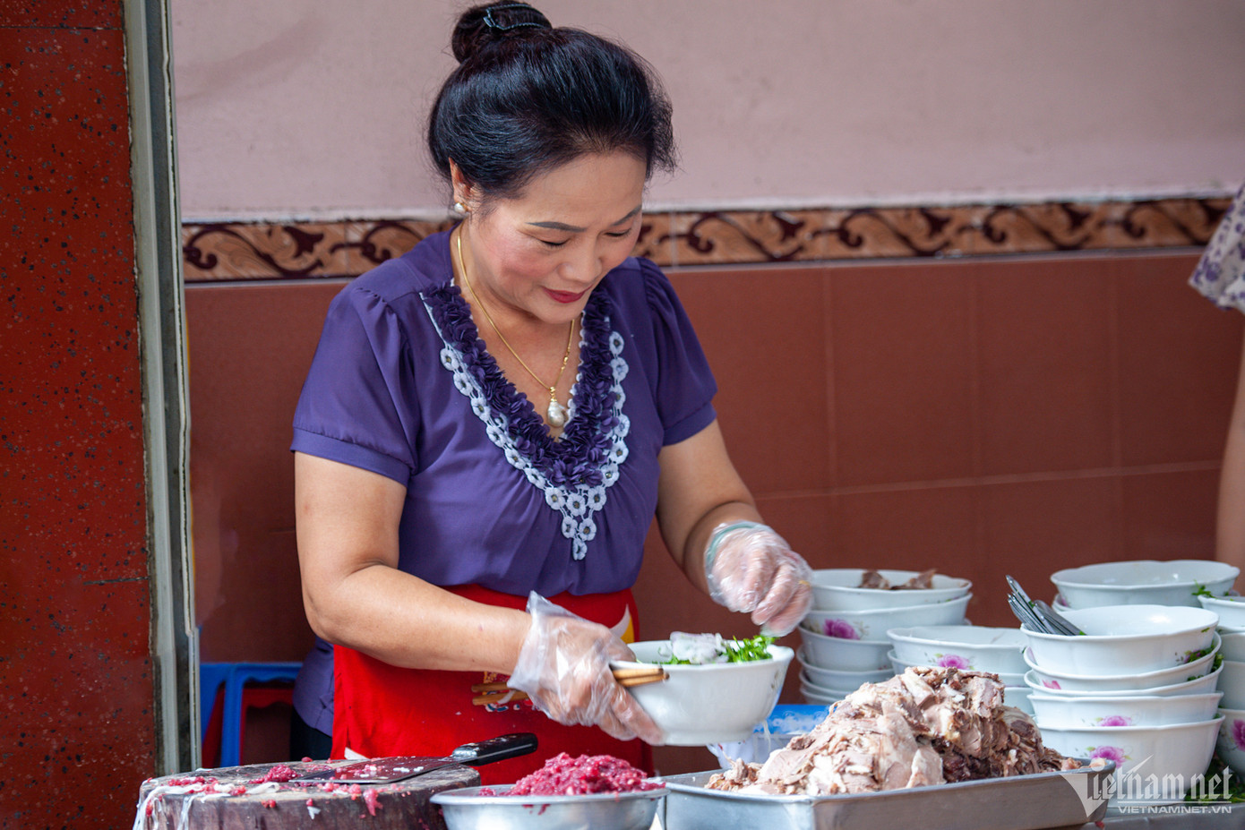 Sinh ra trong gia đình có cửa hàng phở nổi tiếng Hà Nội, từ nhỏ bà Nga đã phụ ông nội, bố làm phở bò. Năm 17 tuổi, bà bắt đầu đứng bếp bán hàng. "Tôi giữ nguyên công thức của ông để lại, tuyệt đối không biến tấu, vì đó mới là chất riêng của phở Tư Lùn", bà Nga cho hay.