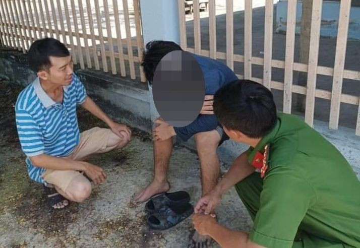 Lực lượng chức năng khuyên bảo, động viên em trai. Ảnh: CA Lực lượng chức năng khuyên bảo, động viên em trai. Ảnh: CA