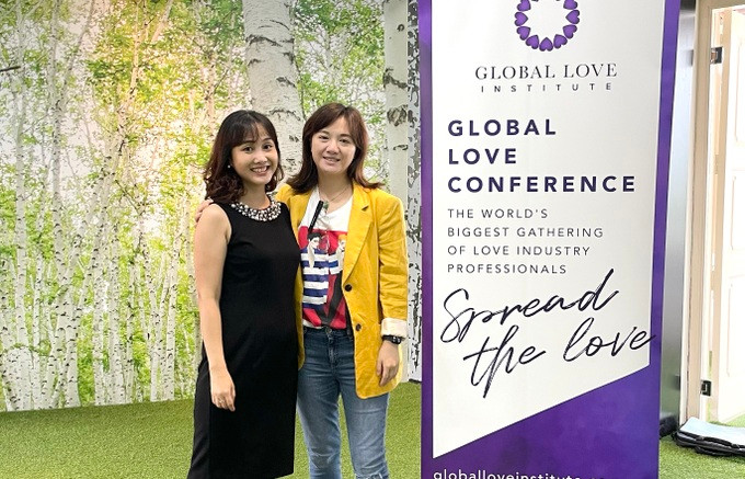 Chị Vũ Nguyệt Ánh (bên trái) chụp ảnh cùng Tilaine Wang, bà mối số 1 Đài Loan, người có câu chuyện đã được chuyển thể thành phim truyền hình. (Ảnh: N. A).