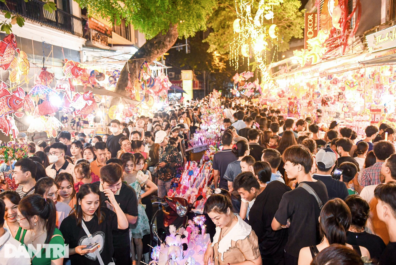 Dọc tuyến phố Hàng Mã dài khoảng 300m, dòng người chen chúc chật kín (Ảnh: Toàn Vũ). Dọc tuyến phố Hàng Mã dài khoảng 300m, dòng người chen chúc chật kín (Ảnh: Toàn Vũ).
