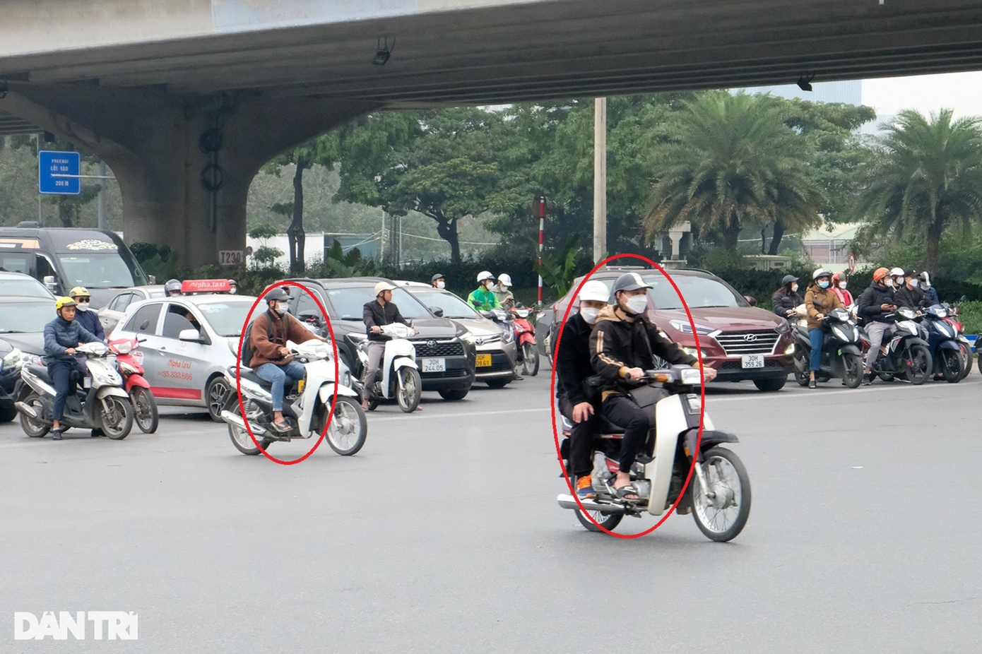 Đơn cử, vào sáng 21/2, tại nút giao Phạm Hùng - Trần Duy Hưng, lực lượng CSGT số 6 phải "căng mình" phân luồng, hướng dẫn các phương tiện di chuyển để tránh ùn tắc. Vào giờ cao điểm buổi sáng và chiều, nơi đây trở thành "điểm nóng" về giao thông.