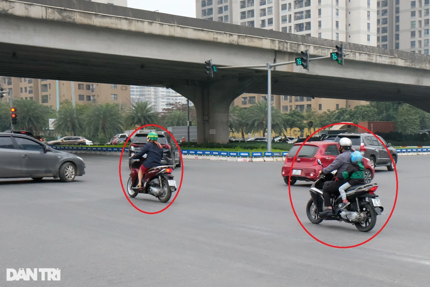 Theo ghi nhận, mặc dù có lực lượng CSGT làm việc, song tại nút giao này vẫn xuất hiện tình trạng nhiều người dân vượt đèn đỏ, bất chấp nguy hiểm. CSGT đã xử phạt một số trường hợp vi phạm về hành vi không chấp hành hiệu lệnh của đèn tín hiệu giao thông.