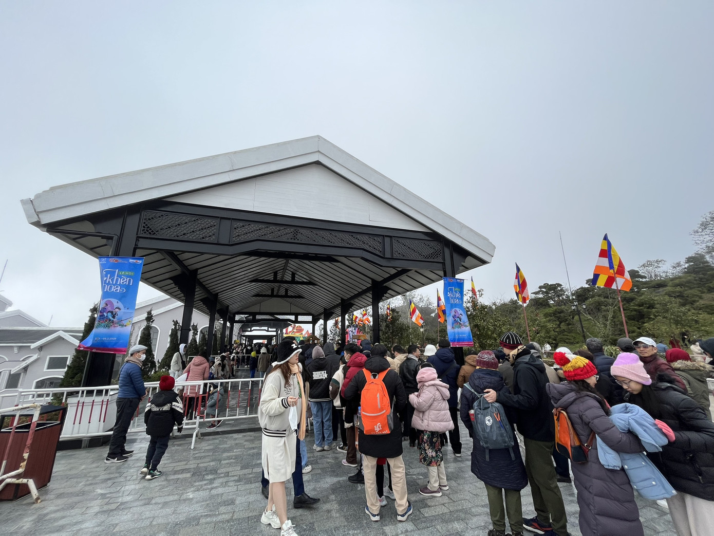 Được biết, để phục vụ nhu cầu nghỉ dưỡng, trải nghiệm của du khách tăng cao trong dịp Tết năm nay, rất nhiều hoạt động hấp dẫn được tổ chức tại Sa Pa như: Hội Xuân mở cổng trời kéo dài trong các ngày nghỉ lễ, gồm các hoạt động: Biểu diễn nghệ thuật dân gian dân tộc Tày, trải nghiệm không gian văn hóa Tày (múa sạp, thổi xôi, giã bánh dày, gói bánh chưng tại nhà sàn chợ quê) từ ngày 26/1 - 5/2; Lễ rước đầu Xuân (Nghi lễ rước kiệu và cờ, lọng, bát bửu từ cổng khu du lịch đến chùa Trình - lên cáp treo - chùa Hạ) vào ngày 26/1; Lễ cầu Quốc thái dân an tại chùa Trình, chùa Hạ, chùa Thượng vào ngày 26/1; biểu diễn nghệ thuật của Đoàn Nghệ thuật Dân tộc tỉnh từ ngày 26/1 - 27/1; tặng giấy đỏ may mắn cho du khách tại chùa Trình; biểu diễn trống hội tâm linh và các tiết mục múa thiền tại sân khấu chùa Trình từ ngày 27/1 - 28/2.