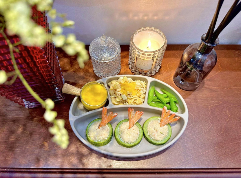 Tôm nhồi bí ngòi hấp, mì nui gấu kèm sốt bí đỏ anh Long nấu cho con (Ảnh: NVCC).