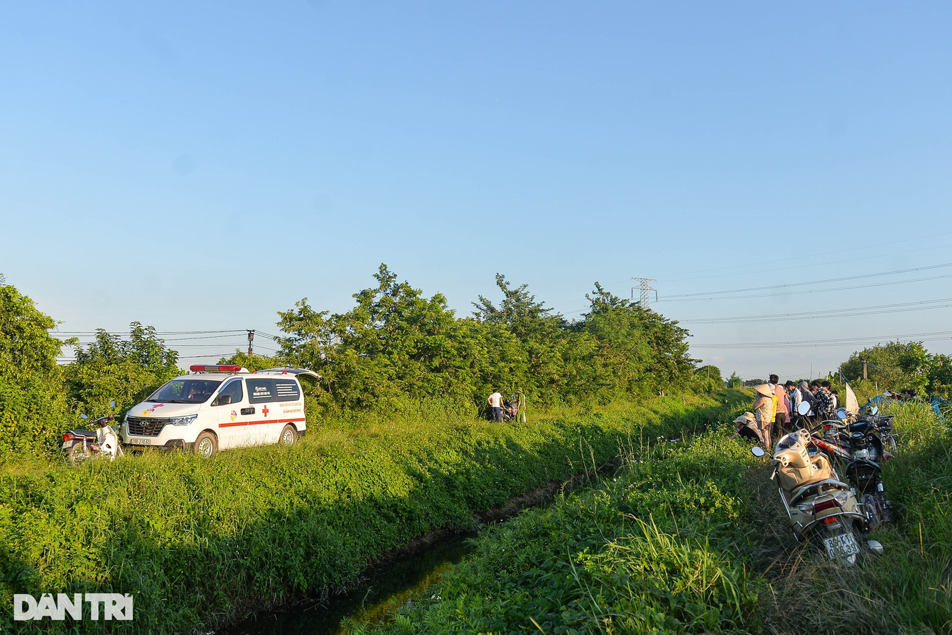 Trong khi đó, bà B. (người dân địa phương), cho biết khoảng 18h ngày 19/9, bà và một số người khác thấy một đối tượng có thể là nghi phạm bắt taxi đi ra chợ Mễ Sở để mua quần áo. "Nó (nghi phạm - PV) khoảng 25 tuổi, đi xe tay ga chở bé gái di chuyển theo hướng đi ra nghĩa trang thôn Đồng Quê. Một số người hỏi đi đâu thì bảo chở cháu đi mua thuốc", bà B. kể và cho biết lúc này, bé gái phía trước đang khóc..