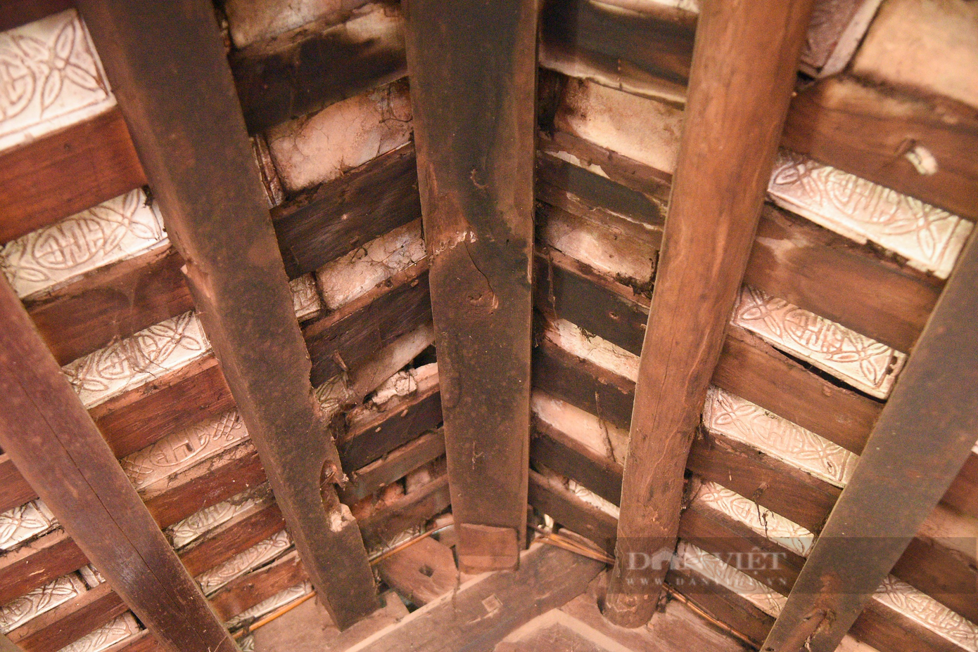 Phần mái của gian nhà được thiết kế theo lối kiến trúc xưa. Phần mái của gian nhà được thiết kế theo lối kiến trúc xưa.