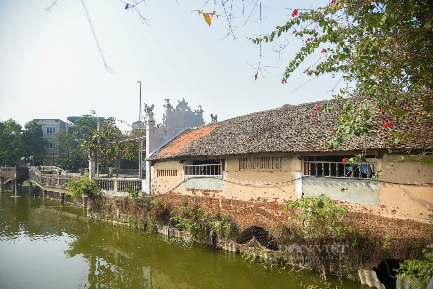 Phần trên mặt cầu là thượng gia, dài hơn 12m được xây dựng giống như kiến trúc một ngôi nhà, chia làm 5 gian, gian giữa dài 3,5m, các gian biên dài 2m. Phía dưới hạ kiều có 3 cống vòm được cuốn bằng đá ong, rất chắc khỏe. Ngày xưa, mùa nước thấp, những chiếc thuyền nhỏ có thể lướt qua một cách dễ dàng. Phần trên mặt cầu là thượng gia, dài hơn 12m được xây dựng giống như kiến trúc một ngôi nhà, chia làm 5 gian, gian giữa dài 3,5m, các gian biên dài 2m. Phía dưới hạ kiều có 3 cống vòm được cuốn bằng đá ong, rất chắc khỏe. Ngày xưa, mùa nước thấp, những chiếc thuyền nhỏ có thể lướt qua một cách dễ dàng.