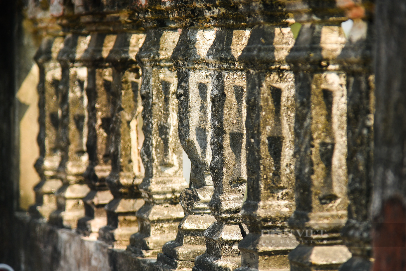 Năm 1948, giặc Pháp càn quét qua, đốt cầu, dân làng đến dập lửa cứu chữa, các vết cháy xám đen còn lại đến nay. Năm 1948, giặc Pháp càn quét qua, đốt cầu, dân làng đến dập lửa cứu chữa, các vết cháy xám đen còn lại đến nay.